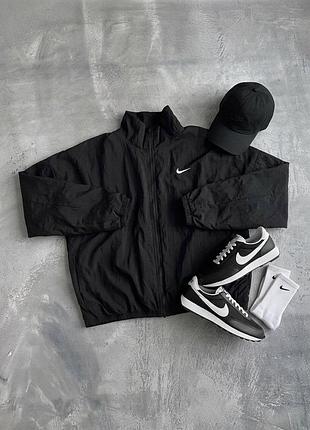 Чоловіча вітровка nike в чорному кольорі