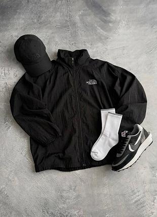 Чоловіча вітровка the north face в чорному кольорі