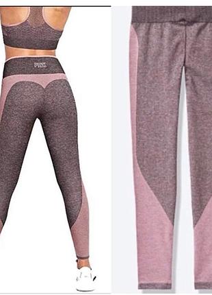Бесшовные леггинсы лосины victoria's secret pink имеют характерный вырез в форме сердца сзади лосіни