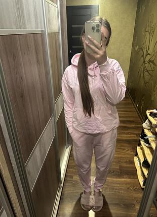 Рожевий спортивний костюм