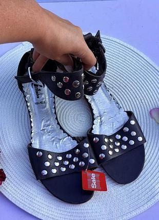 Шкіряні босоніжки bata в рок стилі з великими заклепками