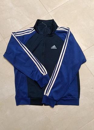 Вінтажна олімпійка adidas — легендарна спортивна куртка-мастерка, яка стала культовим елементом вуличної моди кінця 1980-х та початку 1990-х