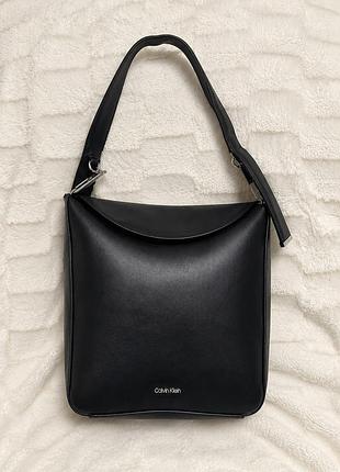Твій витончений преміум-акцент: брендова сумка-хобо calvin klein soft sculpt 💼✨