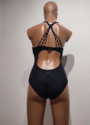 Черный сдельный купальник esprit отличается оригинальным дизайном с вырезом на спине и декоративными лямками.