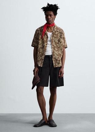 Relaxed fit колір: чорний щільні бавовняні шорти з подвійними складками. застібка на блискавку. кишені спереду та ззаду.