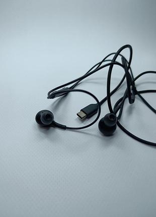 Дротові вакуумні навушники-гарнітура samsung akg чорного кольору.