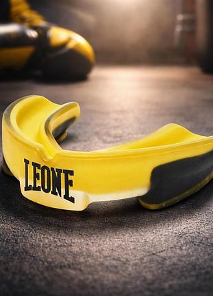 Профессиональная боксерская капа leone top yellow трехслойная с гелем анатомическая посадка канала для дыхания защитный кейс