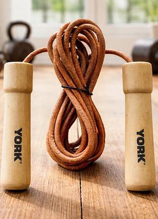 Скакалка york fitness leather skip з деревʼяними ручками довжина 270см вага 0,45кг регульований трос