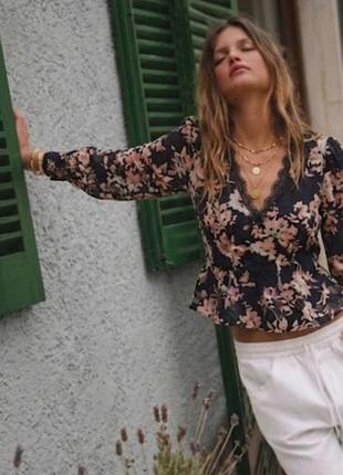 Красивая женская блуза украшена кружевом черная с длинным рукавом vero moda