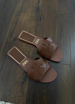 Нові шльопанці zara