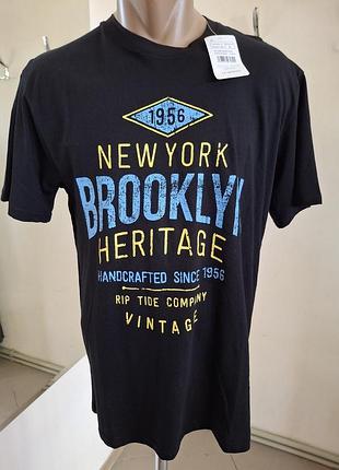 Чорна чоловіча футболка від бренду lc waikiki з графічним принтом «brooklyn heritage».100% бавовна