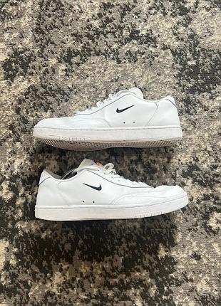 Продаю кросівки nike court vintage у білому кольорі.