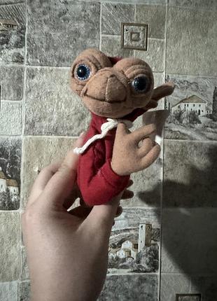 М'яка іграшка — офіційний сувенір universal studios у вигляді персонажа e.t. у червоній толстовці з капюшоном
