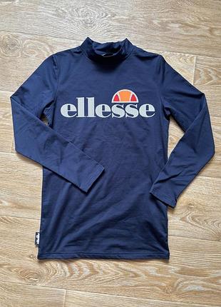 Синій чоловічий лонгслів ellesse моделі grazie з фірмовим логотипом на грудях.