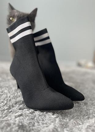 Жіночі ботильйони-шкарпетки на підборах