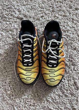 Кросівки nike air max plus (tn) у кольорі black/total orange/yellow gradient 2019 року