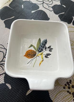 Вінтажна керамічна форма для запікання від бренду lord nelson pottery з англії, виготовлений у 1967 році, про що свідчить маркування "11-67" на дні.