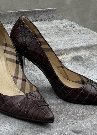 Елегантні вінтажні туфлі burberry prorsum з натуральної шкіри з тисненням під крокодила.
