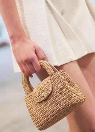 Маленька літня сумка chanel braided raffia gold-tone metal