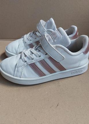 Кросівки adidas. оригінал. розмір 30 устілка 19см