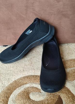 Балетки, мокасини skechers arch fit sunny. 39.5 размер, черного цвета, отличаются эластичным верхом из трикотажа.