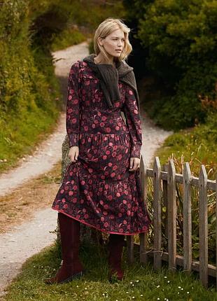 Платье - brora red needlecord block print dress, выполненное из мягкого вельветового материала с цветочным принтом.