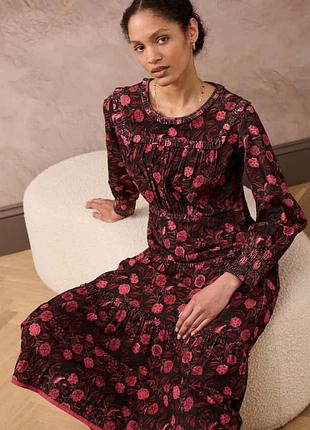 Платье - brora red needlecord block print dress, выполненное из мягкого вельветового материала с цветочным принтом.