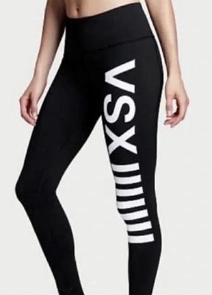 Легінси  лосини victoria's secret sport мають характерний білий логотип vsx вздовж лівої ноги