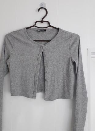 Zara
38,/m/46
сірий кроп кардиган мае застібку на ґудзики та довгі рукави
бавовна , віскоза,
 еластан 
бангдадеш 
ідеальний стан