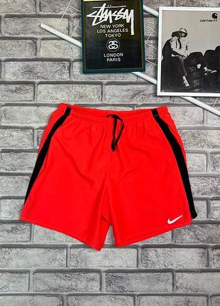 Спортивні шорти nike challenger яскраво-червоного кольору (відтінок bright crimson або solar red)