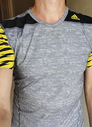 Новая технологичная мужская спортивная футболка adidas techfit fitted ss shkwv grey f82921