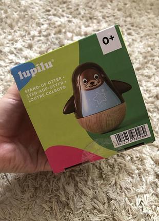 Іграшка-неваляйка lupilu у формі видри, призначена для розвитку дрібної моторики у дітей