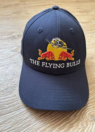 Темно-синя бейсболка red bull racing від new era має контрастну вишиту емблему «flying bulls»
