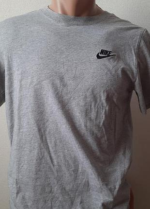 Футболка бренду nike