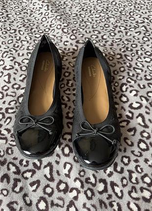 Clarks collection  жіночі болеткі лодочка чорні вони з замші та глянцевого лакірованого миса