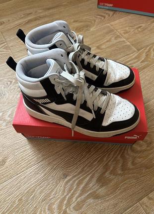Кросівки puma rebound v6 mid, які вирізняються високим силуетом і чорно-білим кольором