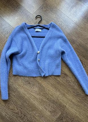 Це укорочений кардиган bershka ніжно-блакитного кольору.