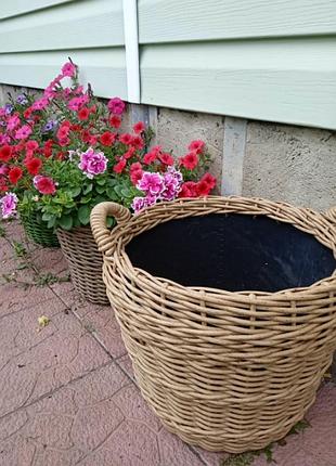 Дровница изо ротанга