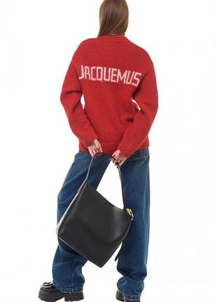 Яркий красный джемпер jacquemus с эффектным логотипом на спине — стильная вещь,