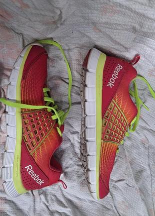 Яскраві бігові кросівки reebok realflex (37 р. / 23.5 см)​. хороший робочий стан, задники всередині без дірок. є природні сліди носіння.