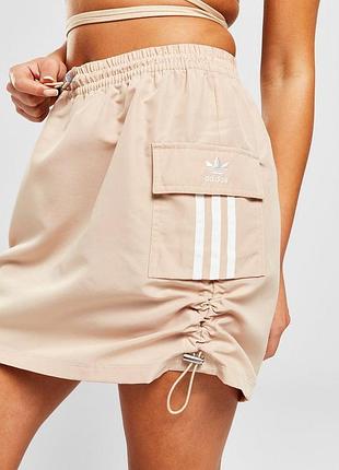 Бежевая юбка-карго adidas originals, регулируеться кулисками по бокам для изменения фасона.