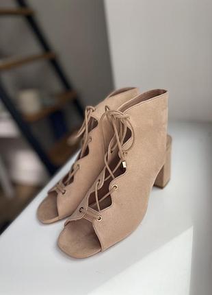 Босоніжки на шнурівці, stradivarius 38 р
