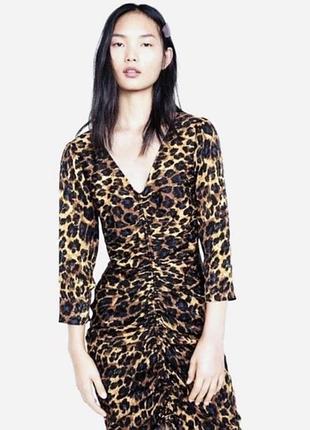 Эффектное вискозное платье zara в леопардовый принт со сборкой по центру!!!