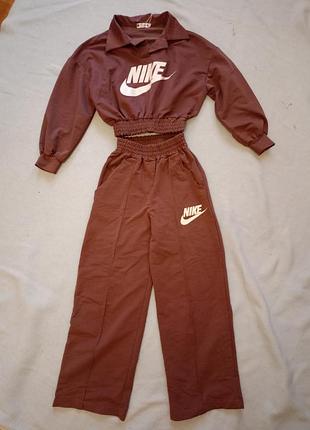 Спортивный костюм nike коричневого цвета с укороченным топом и широкими штанами