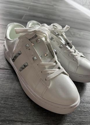 Продам кросівки valentino 11 б/у (вдягала 3 рази, були маленькі) 39 розмір