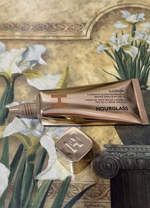 Тональний засіб з ефектом сяяння та spf 30 від hourglass