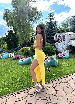Длинное платье желтого цвета