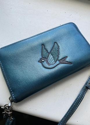 Жіночий гаманець-клатч coach boxed glitter patch bird corner zip wristlet у кольорі metallic dark teal.