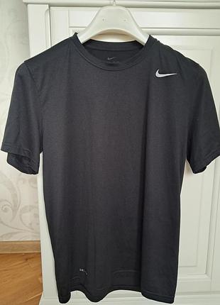 Базовая черная футба в размере м от nike