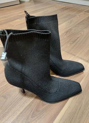 Чорні текстильні ботильйони-шкарпетки від бренду zara на високих підборах 38 розмір